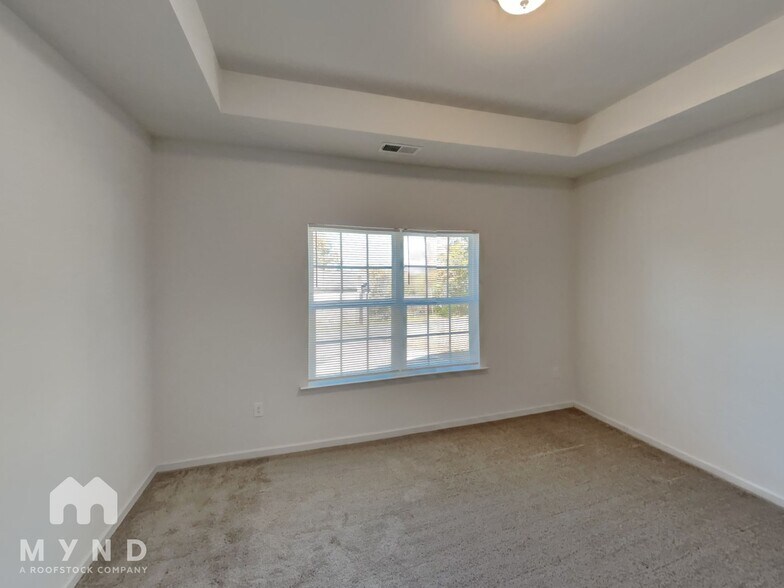 Building Photo - 203 S Skyland Dr