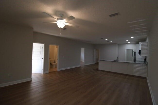 Building Photo - 326 S 5th St