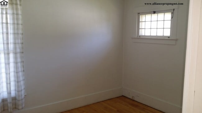Building Photo - South 16th Beautiful Craftsman Style Apartment Close to MSU