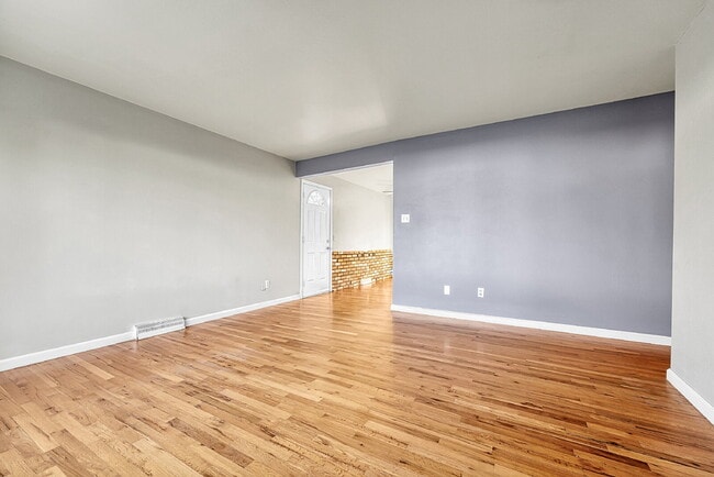 Building Photo - $2,495.00, 3-bedroom, 2 bathroom home in Centennial!