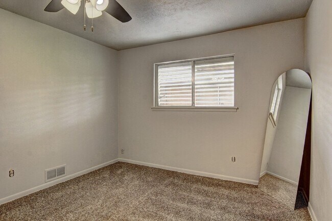 Building Photo - 1030 Monette Dr