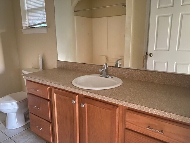 Building Photo - Tiled 3/2/2 available now!