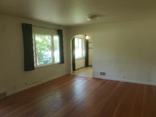 Building Photo - STUDENTS WELCOME! 4 Bed 2 Bath House 1 Blo...