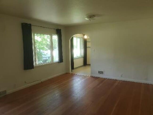 Building Photo - STUDENTS WELCOME! 4 Bed 2 Bath House 1 Block North of CSU