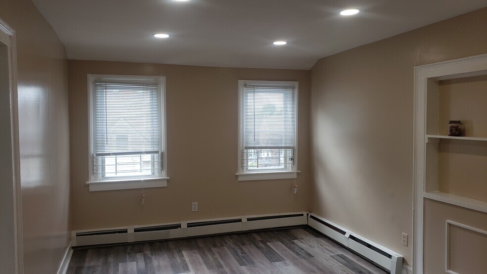 Building Photo - 19 Mahl Ave