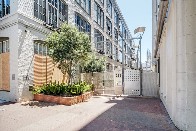 Building Photo - 355 Bryant St