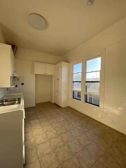 Building Photo - 134 1/2 E 31st St
