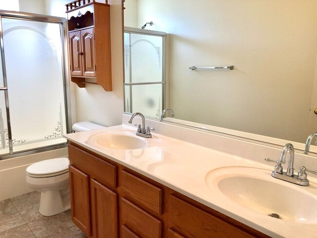 Building Photo - Beautiful 2 Bedroom, 2 bathroom Home in El Camino Village!