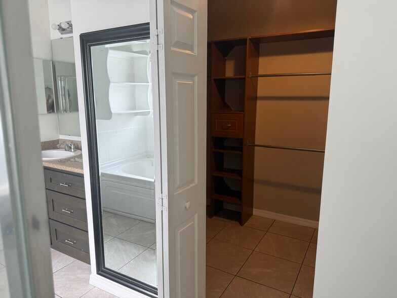 Building Photo - 453 Island View Cir