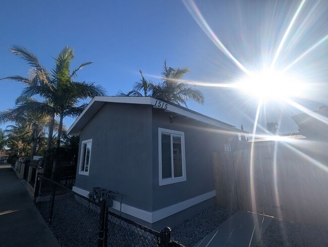 Building Photo - Studio located in Oceanside!
