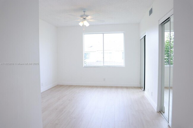 Building Photo - 16686 Hemingway Dr