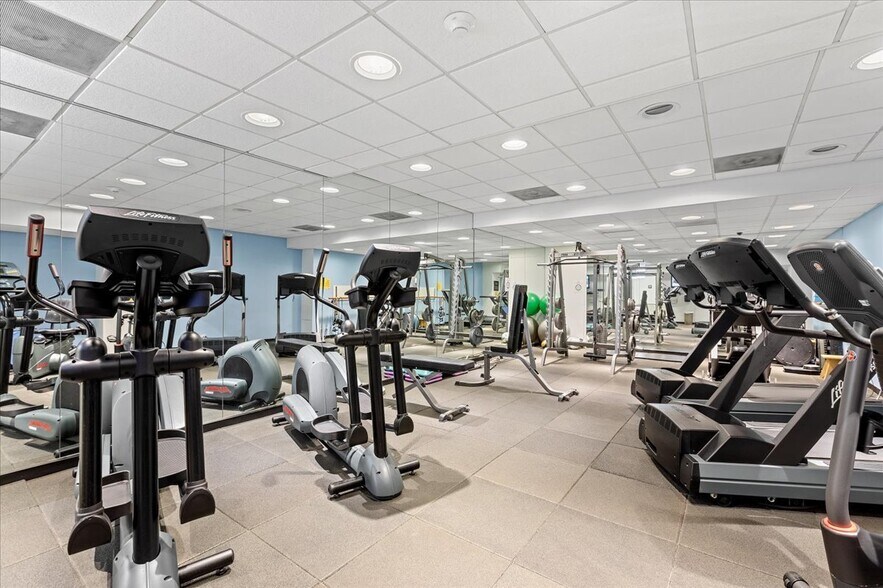 Building Photo - 40 E Delaware Pl