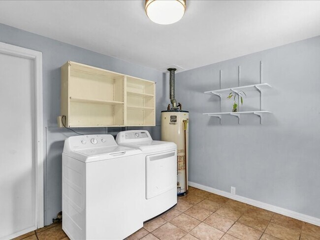 Building Photo - 615 Breen Dr