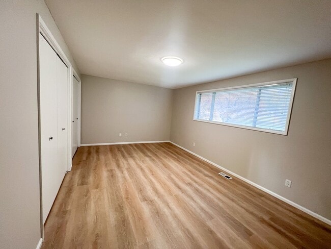 Building Photo - 3 Bedroom, 2 bath 1836 sqft House in Sunset Village