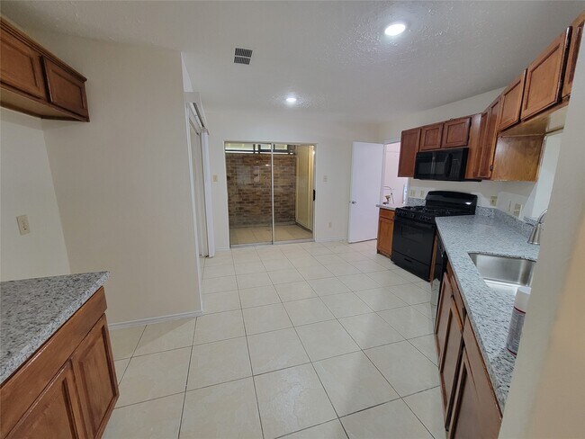 Building Photo - 2034 Village Park Dr