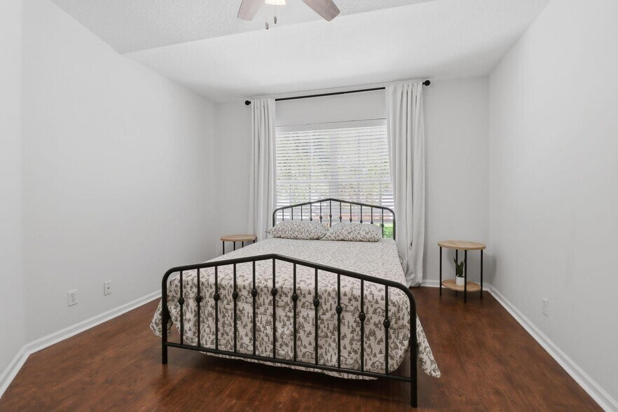 Building Photo - 9902 Lago Dr