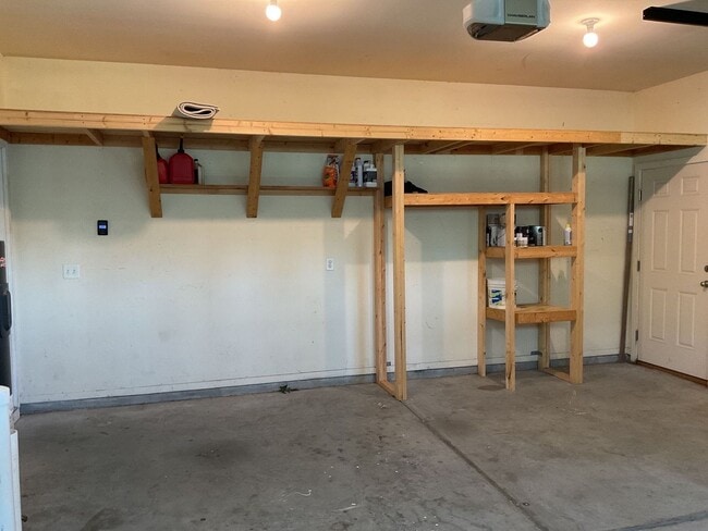 Building Photo - 4 Bedroom 2.5 Bathroom located in Old Mill...