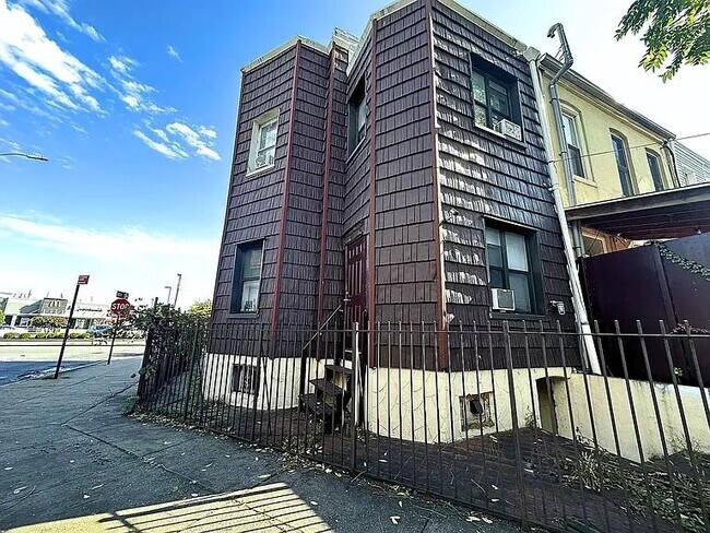 Building Photo - 151 Kingsland Ave