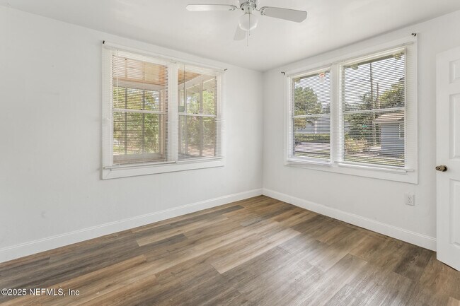 Building Photo - 1018 W 23rd St