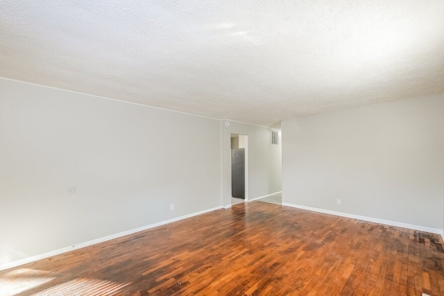 Building Photo - 3135 Forest Manor Ave