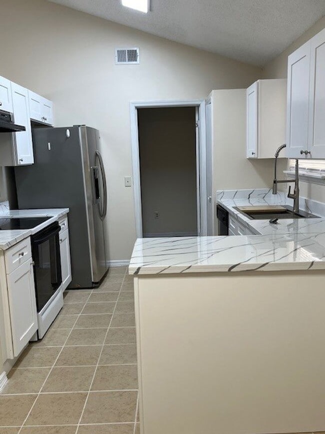 Building Photo - **3/2 w/ Lawn Care in Lake Mary - Remingto...
