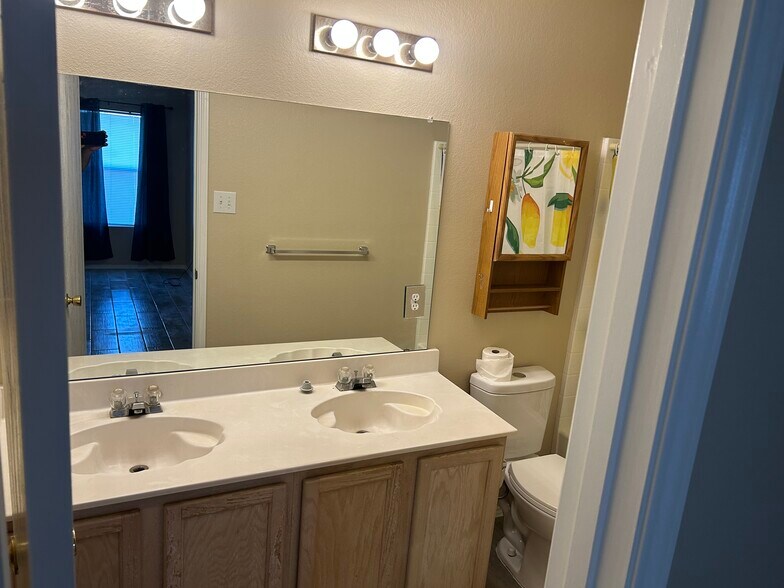 Building Photo - 7912 Canoe Ridge Ln