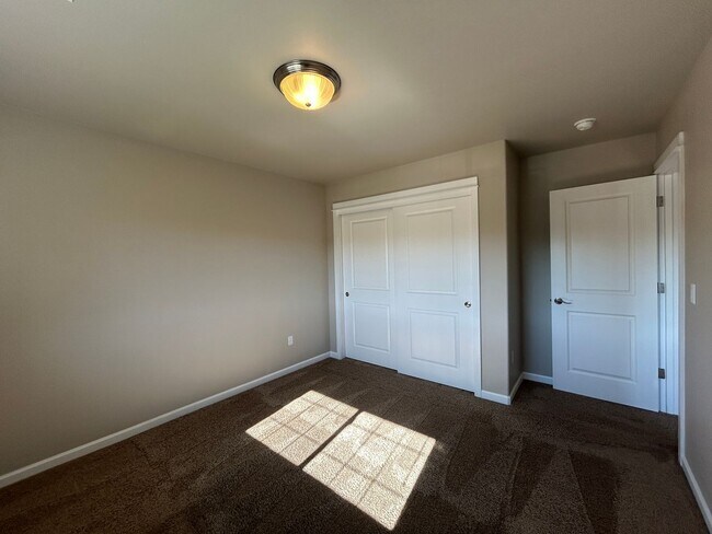 Building Photo - MOVE IN SPECIAL!   4 Bedroom / 2.5 Bathroo...