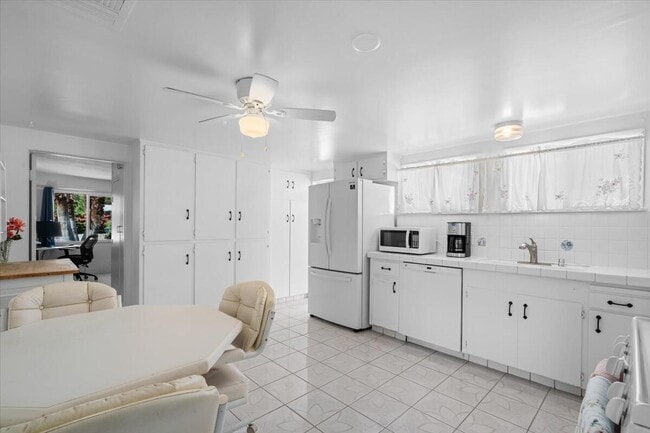 Building Photo - 572 N Calle Marcus