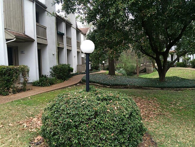 Building Photo - 2100 Tanglewilde St