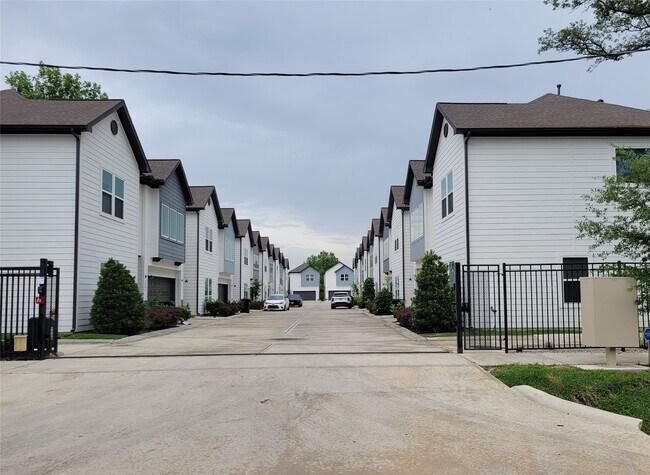 Building Photo - 8014 Huntington Spgs Ln