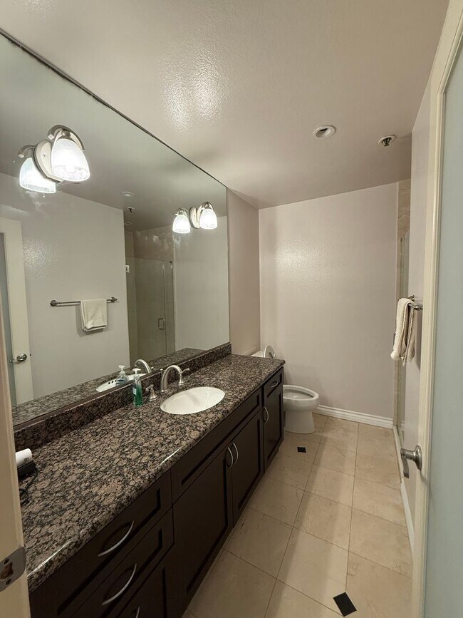 Building Photo - 2bed 2bath in Los Angeles
