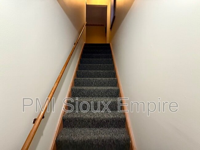 Building Photo - 609 S Spring Ave