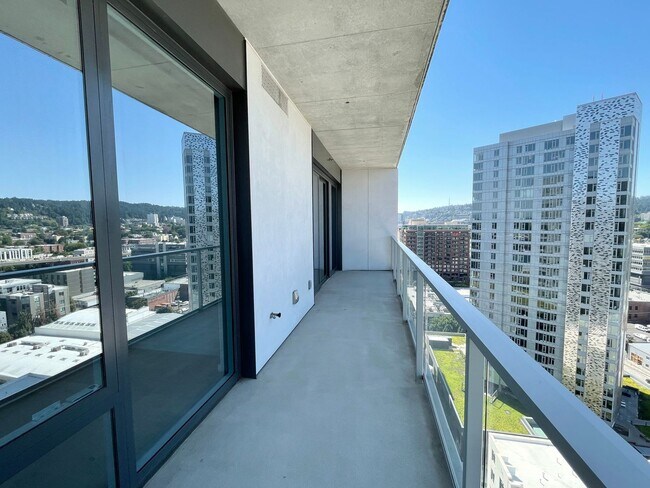 Building Photo - Spacious Vista Pearl Condo with Bonus Den, Stunning Views and Fabulous Amenities