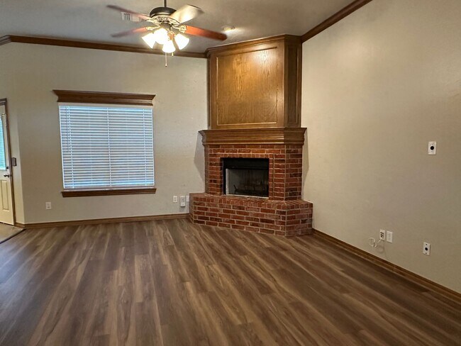 Building Photo - Charming 3 Bedroom, 2 Bathroom with Storm ...