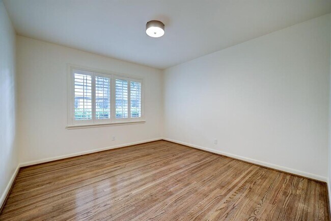 Building Photo - 722 Camelot Ln