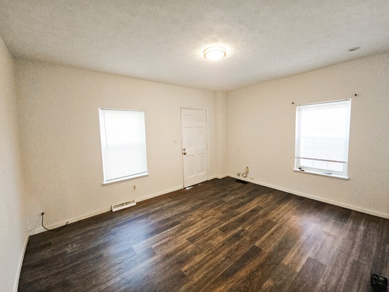 Building Photo - 319 Baum St
