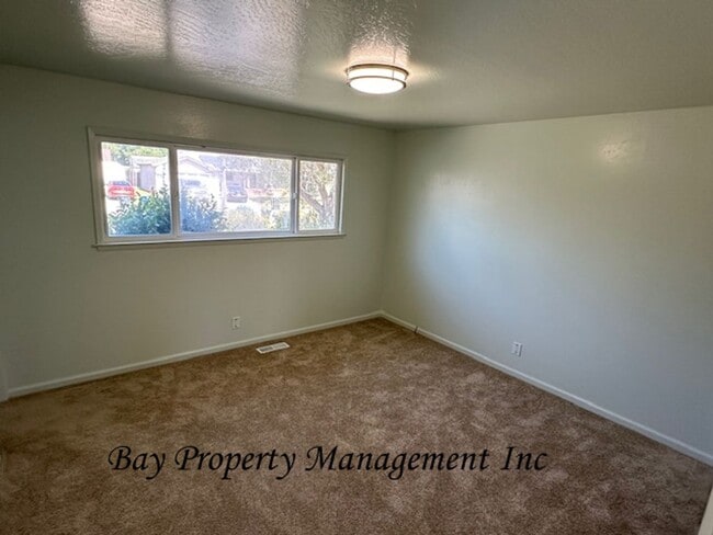 Building Photo - Beautifully Updated 3 Bedroom Home on a Corner Lot