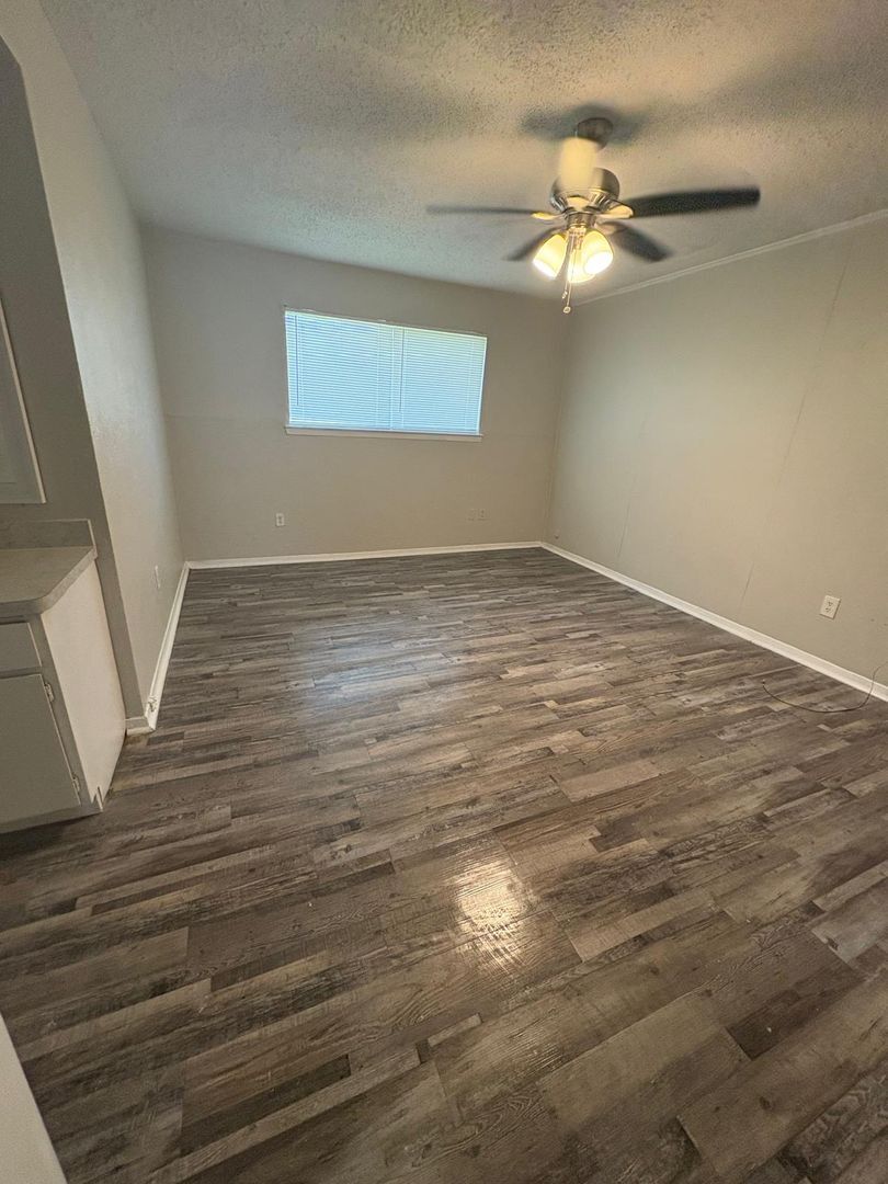 Building Photo - 1053 Western Hills Dr