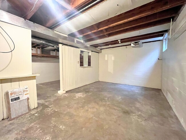 Building Photo - 2 bed, 1 bath condo
