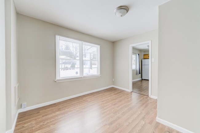 Building Photo - 110 De Smet Dr