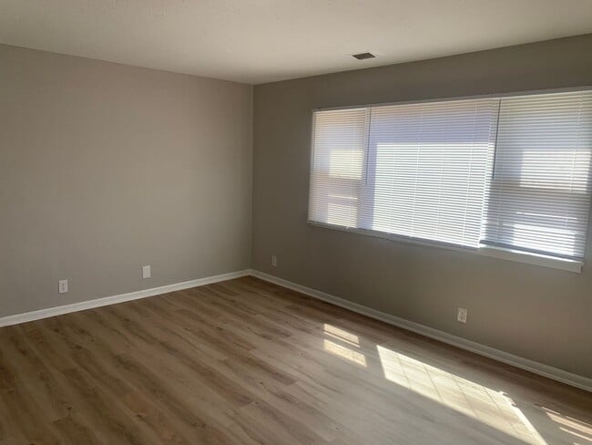 Building Photo - $1095 - 3 bedroom / 1 bathroom - Single Fa...