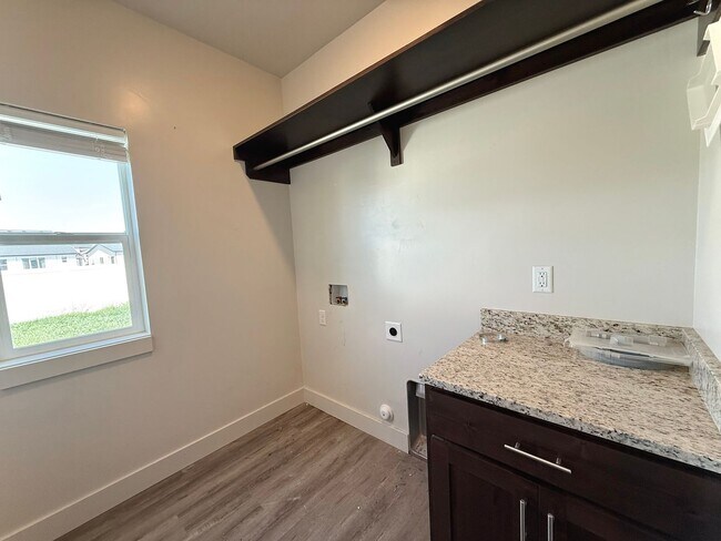 Building Photo - 4 bedroom 2.5 bath Plain City House