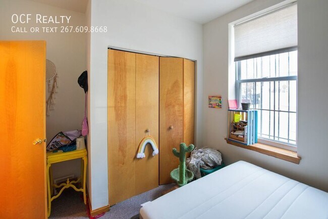 Building Photo - Three Bedroom Graduate Hospital Apartment