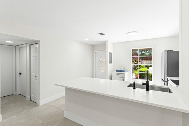 Building Photo - 733 Nantucket Cir