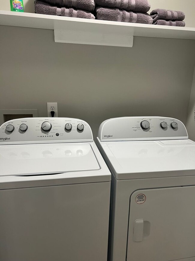 Building Photo - FULLY FURNISHED - Just steps to the beach! PERFECT FOR TRAVELING PROFESSIONALS!