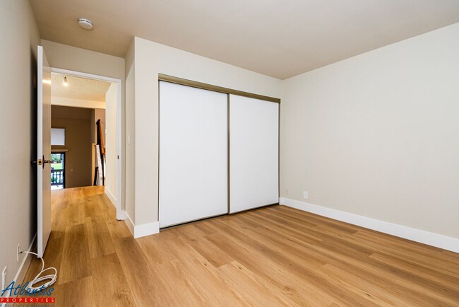 Building Photo - Lovely Condo | New Interior Paint | Attach...