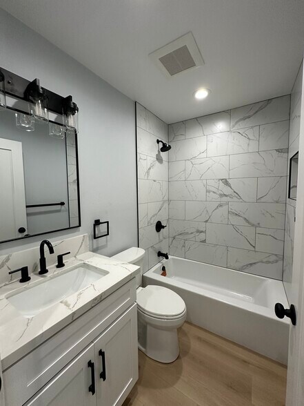 Building Photo - 826 Rose Ave