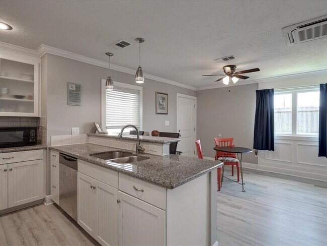 Building Photo - 10 Windsor Ct