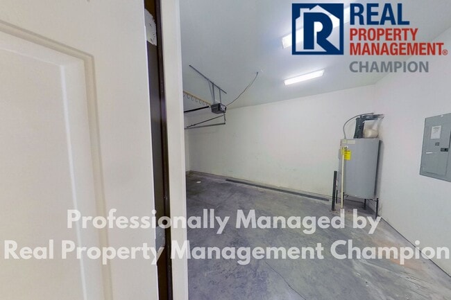 Building Photo - Beautiful Two Story Townhome with Lots of Storage!!