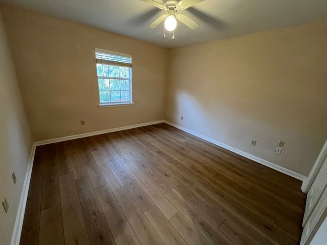 Building Photo - 2 bed 1 bath Available now!